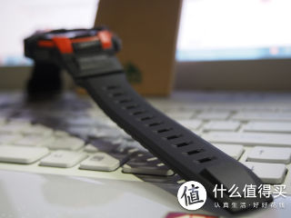 表带底部那突出来的一块保证了表带不会从环里划出