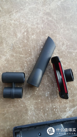 其他附件，一个是沙发窗帘刷，一个是缝隙用的