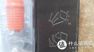 黑色的是集尘盒里的过滤棉，可水洗，晒干后使用