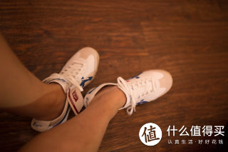 白底红蓝配色上脚1