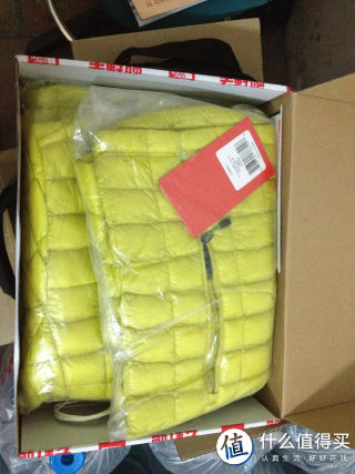 打开箱子衣服凸显出来用塑料袋包装环保赞一个