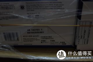 包装盒底部，松紧与瓦楞纸板加塑封的包装