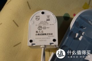 这是连接充电底座的插头，上面可以看到电压数