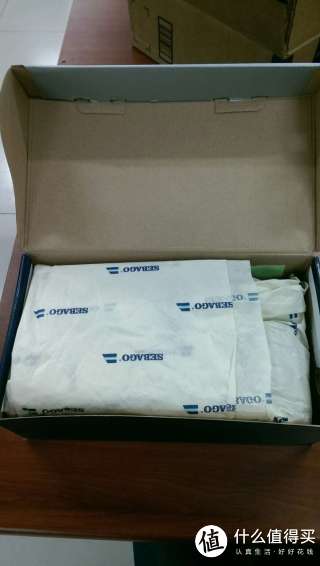 盒子内部的没有做任何加固处理，对于一双鞋而言也算过得去吧