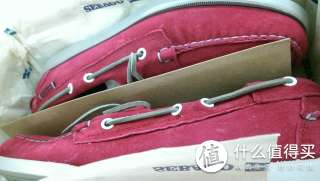 两个小哥们相对而立，中间有一层捅不破的窗户纸