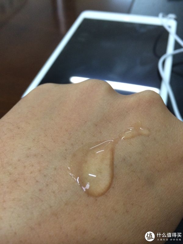 倒出来有点粘稠,比杰士邦的润滑剂稀一点,刚开始很大的酒精味,过了几秒钟就挥发了,一股子新鲜黄瓜切开的味道。 倒出来有点粘稠,比杰士邦的润滑剂稀一点,刚开始很大的酒精味,过了几秒钟就挥发了,一股子新鲜黄瓜切开的味道。